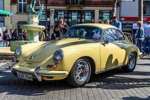 alemanha, limburg - abril de 2017 amarelo claro porsche 356 cupê 1948 em limburg an der lahn, hesse, alemanha foto