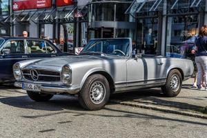 alemanha, limburg - abril de 2017 prata mercedes-benz w113 230 250 280 sl cabrio 1963 em limburg an der lahn, hesse, alemanha foto