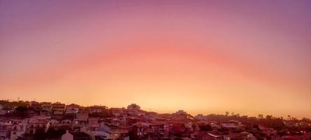 colorido pôr do sol de fim de tarde no interior do brasil foto