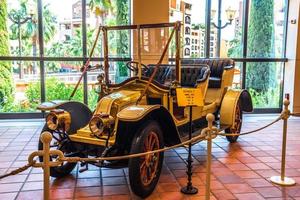 fontvieille, mônaco - junho de 2017 amarelo renault cb 1911 no museu de coleção de carros top de mônaco foto