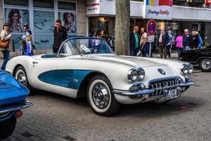 alemanha, limburg - abril de 2017 branco azul chevrolet corvette c1 conversível cabrio 1958 em limburg an der lahn, hesse, alemanha foto