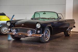 friedrichshafen - maio de 2019 ford preto thunderbird t-bird 1955 cabrio no motorworld classics bodensee em 11 de maio de 2019 em friedrichshafen, alemanha foto