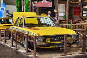 friedrichshafen - maio de 2019 táxi amarelo audi 100 c1 f104 1968 sedan no motorworld classics bodensee em 11 de maio de 2019 em friedrichshafen, alemanha foto