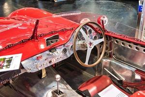 friedrichshafen - maio de 2019 interior do red maserati mistral 300s tributo r 1966 cabrio roadster no motorworld classics bodensee em 11 de maio de 2019 em friedrichshafen, alemanha foto