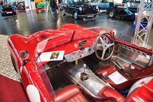 friedrichshafen - maio de 2019 interior do red maserati mistral 300s tributo r 1966 cabrio roadster no motorworld classics bodensee em 11 de maio de 2019 em friedrichshafen, alemanha foto