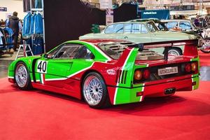 friedrichshafen - maio de 2019 vermelho verde ferrari f40 1989 no motorworld classics bodensee em 11 de maio de 2019 em friedrichshafen, alemanha foto