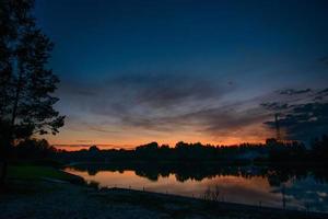 amanhecer na margem do rio foto