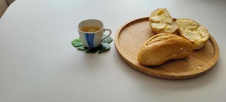 café da manhã com os pais e café com grãos selecionados foto