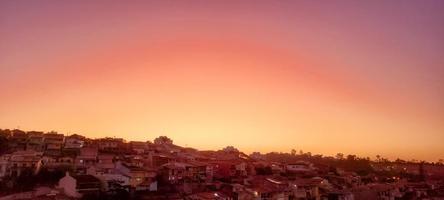 colorido pôr do sol de fim de tarde no interior do brasil foto