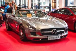 friedrichshafen - maio de 2019 prata mercedes-benz sls amg c197 r197 2014 retro roadster no motorworld classics bodensee em 11 de maio de 2019 em friedrichshafen, alemanha foto