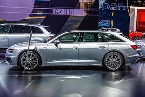 frankfurt, alemanha - setembro de 2019 cinza prateado audi a6 avant c8 50 tdi quattro station wagon combi family car, iaa international motor show auto exhibtion foto