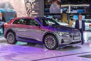 frankfurt, alemanha - setembro de 2019 silver audi e-tron 55 quattro suv carro elétrico, iaa international motor show auto exhibtion foto