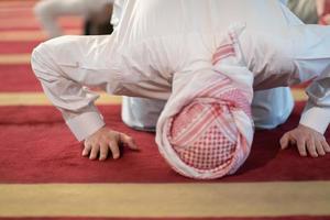 homem realizando sajdah em namaz foto