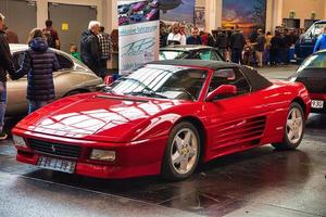 friedrichshafen - maio de 2019 red ferrari 348 spider 1994 cabrio no motorworld classics bodensee em 11 de maio de 2019 em friedrichshafen, alemanha foto