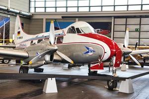 friedrichshafen - maio de 2019 prata branco vermelho avião de havilland dh-104 pomba 8 d-inka 1945 no motorworld classics bodensee em 11 de maio de 2019 em friedrichshafen, alemanha foto