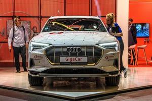 frankfurt, alemanha - setembro de 2019 branco vermelho audi q8 elétrico suv vodafone gigacar, iaa international motor show auto exhibtion foto