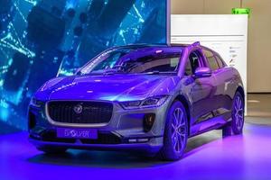 frankfurt, alemanha - setembro de 2019 silver grey jaguar i-space é um SUV crossover elétrico a bateria produzido pela empresa automotiva britânica jaguar land rover jlr, iaa international motor show auto exhibtion foto