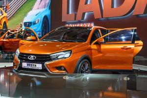 moscou - agosto de 2016 vaz lada vesta cross conceito apresentado no salão internacional de automóveis mias moscou em 20 de agosto de 2016 em moscou, rússia foto