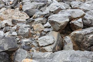 uma visão de baixo ângulo, atrás das vastas pedras de granito empilhadas para formar uma barreira. foto