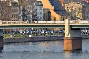 frankfurt, alemanha - 18 de março de 2015 carros de polícia, blockupy de demonstração foto