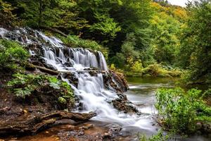 cascatas de cachoeiras. viajar na Bulgária. cachoeira dokuzak foto