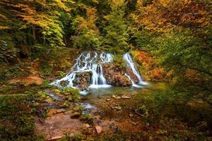 cascatas no outono. viajar na Bulgária. cachoeira dokuzak