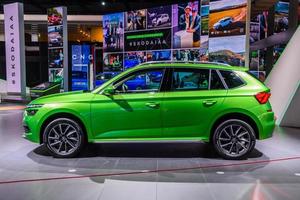 frankfurt, alemanha - setembro de 2019 verde limão skoda kamiq crossover subcompact suv, iaa international motor show auto exhibtion foto