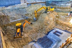 equipamentos de construção pesada trabalhando no canteiro de obras. foto