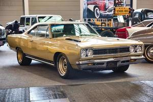 friedrichshafen - maio de 2019 golden sand plymouth road runner 1968 no motorworld classics bodensee em 11 de maio de 2019 em friedrichshafen, alemanha foto