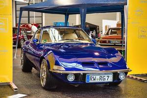 friedrichshafen - maio de 2019 azul escuro opel gt al 1970 coupe no motorworld classics bodensee em 11 de maio de 2019 em friedrichshafen, alemanha foto