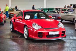 friedrichshafen - maio de 2019 red porsche 911 996 turbo coupe 2000 no motorworld classics bodensee em 11 de maio de 2019 em friedrichshafen, alemanha foto