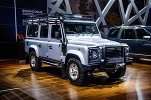 moscou, rússia - agosto de 2012 land rover defensor 110 apresentado como estreia mundial no 16º salão internacional de automóveis mias moscou em 30 de agosto de 2012 em moscou, rússia foto