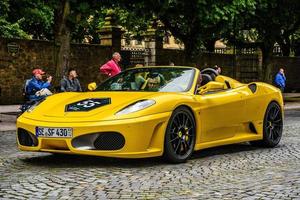 alemanha, fulda - julho de 2019 amarelo ferrari f430 tipo f131 cabrio é um carro esportivo produzido pelo fabricante de automóveis italiano ferrari de 2004 a 2009 como sucessor do ferrari 360. o carro é um foto