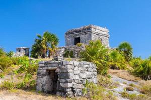 estrutura 45, ofertórios na colina perto da praia, ruínas maias em tulum, riviera maya, yucatan, mar do caribe, méxico foto