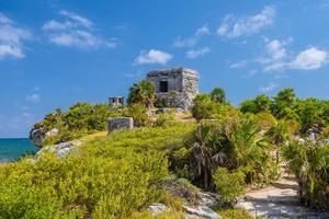 estrutura 45, ofertórios na colina perto da praia, ruínas maias em tulum, riviera maya, yucatan, mar do caribe, méxico foto