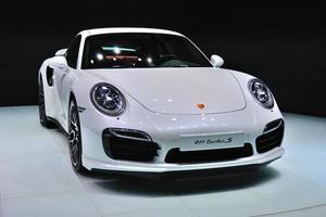 frankfurt - 14 de setembro porsche 911 turbo s apresentado como estreia mundial na 65th iaa internationale automobil ausstellung em 14 de setembro de 2013 em frankfurt, alemanha foto