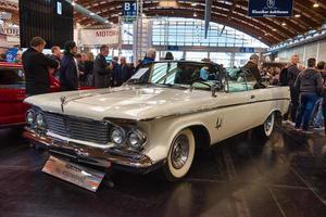 friedrichshafen - maio de 2019 white chrysler imperial crown 1963 cabrio no motorworld classics bodensee em 11 de maio de 2019 em friedrichshafen, alemanha foto