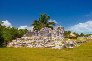 ruínas antigas de maya na zona arqueológica de el rey perto de cancun, yukatan, méxico foto