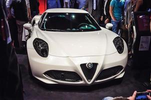 frankfurt - 21 de setembro alfa romeo 4c apresentado como estreia mundial na 65th iaa internationale automobil ausstellung em 21 de setembro de 2013 em frankfurt, alemanha foto