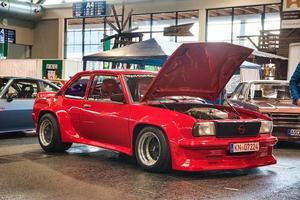 friedrichshafen - maio de 2019 red opel ascona b coupe 1980 no motorworld classics bodensee em 11 de maio de 2019 em friedrichshafen, alemanha foto