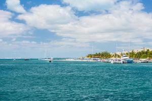 porto com veleiros e navios na ilha isla mujeres no mar do caribe, cancun, yucatan, méxico foto