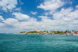porto com veleiros e navios na ilha isla mujeres no mar do caribe, cancun, yucatan, méxico foto