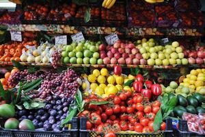 frutas e legumes frescos no mercado foto