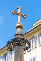 uma cruz de pedra na estrada foto