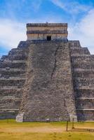 degraus da escada do templo pirâmide de kukulcan el castillo, chichen itza, yucatan, méxico, civilização maia foto