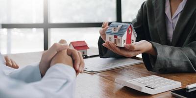 agente imobiliário falou sobre os termos do contrato de compra de casa e pediu ao cliente para assinar os documentos para fazer o contrato legalmente, venda de casa e conceito de seguro de casa. foto