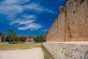 parede de pedra com um anel de quadra de bola grande, gran juego de pelota de chichen itza sítio arqueológico em yucatan, méxico foto