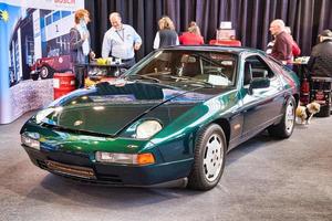 friedrichshafen - maio de 2019 verde escuro porsche 928 s 4 1989 cupê no motorworld classics bodensee em 11 de maio de 2019 em friedrichshafen, alemanha foto