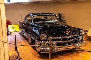 fontvieille, mônaco - junho de 2017 cadillac preto 62 1953 no museu de coleção de carros top de mônaco foto