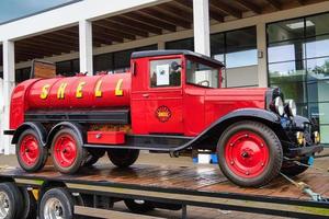 friedrichshafen - maio de 2019 red ford model aa shell oil truck 1927 no motorworld classics bodensee em 11 de maio de 2019 em friedrichshafen, alemanha foto